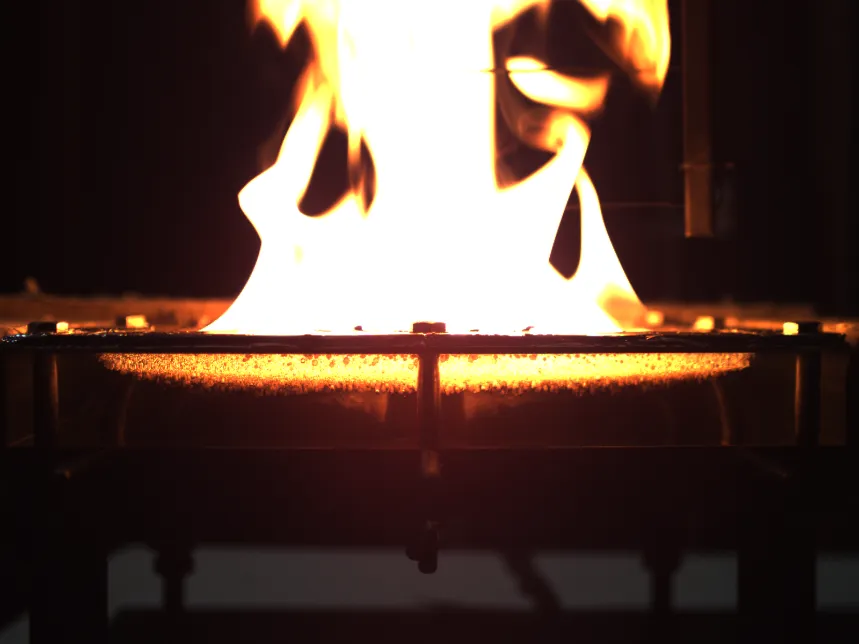 Essai de combustion d’une plaque de matériau en laboratoire
