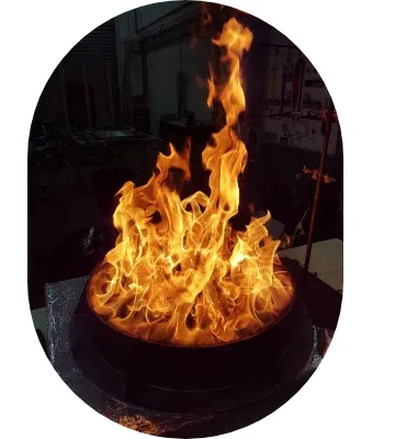 Colonne de flammes au-dessus d’un bac circulaire d’hydrocarbure en combustion