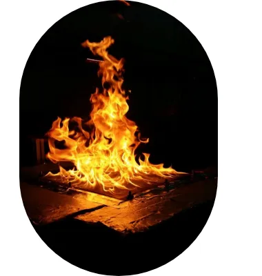 Flammes se développant sur une plaque de polymère posée à plat lors d’un essai en laboratoire