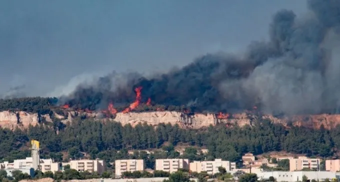 Panache de fumée du feu de Rognac de 2016 au-dessus des habitations